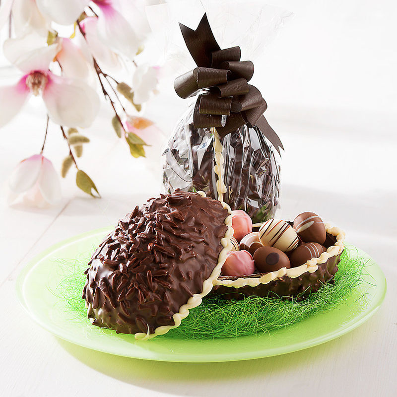 Handgefertigtes Schokoladenei aus bester belgischer Zartbitterschokolade mit feinster Pralinenfllung
