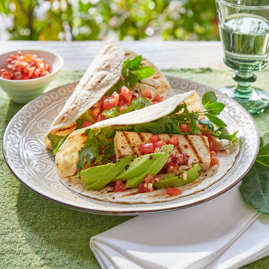  Gegrillter Tofu mit Tomatensalsa und Avocado im Tortilla-Wrap  