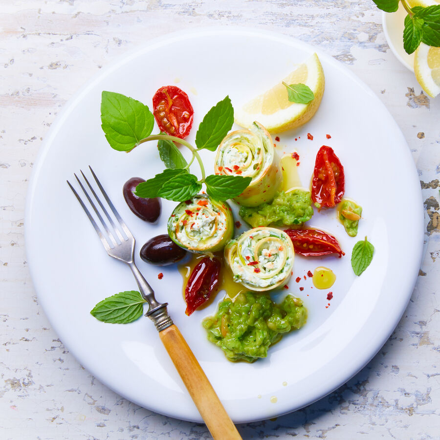   Gemseblatt Zucchini Ziegenkse Rllchen mit Avocado Pesto