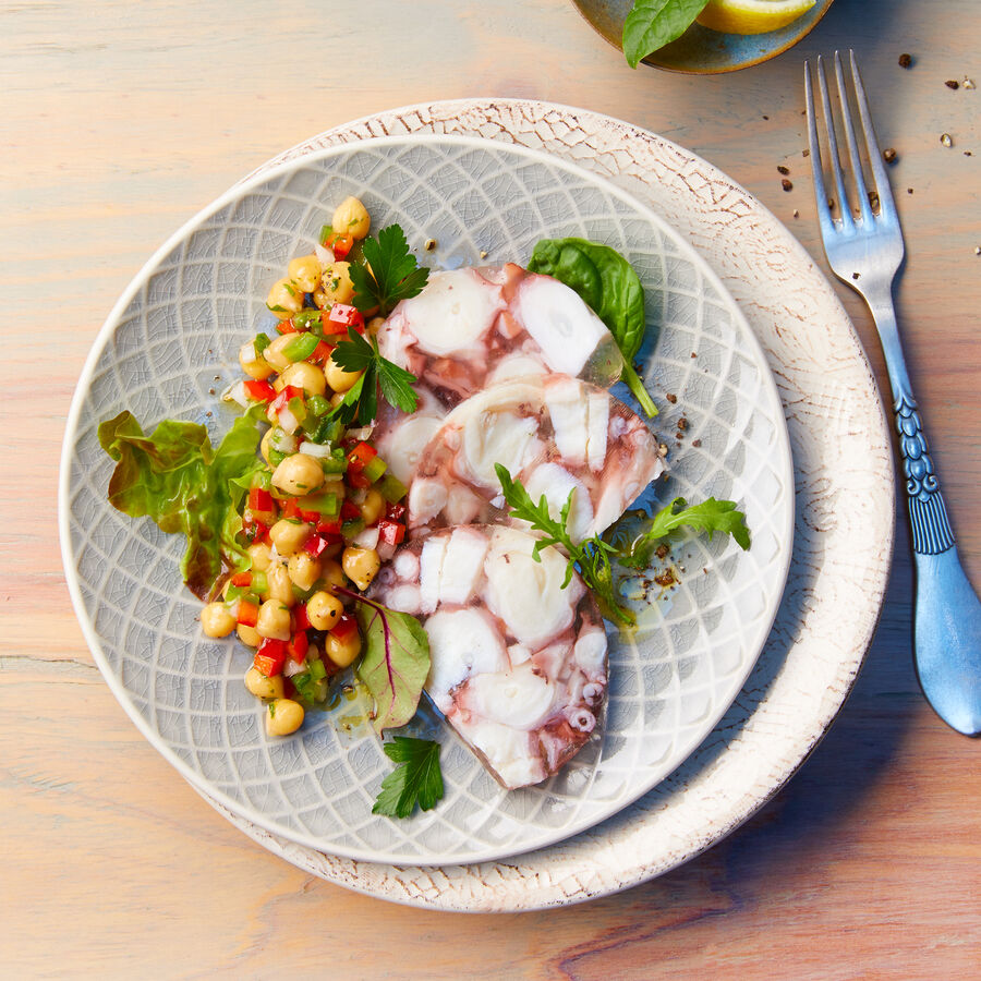   Oktopus-Terrine auf Kichererbsen-Salat