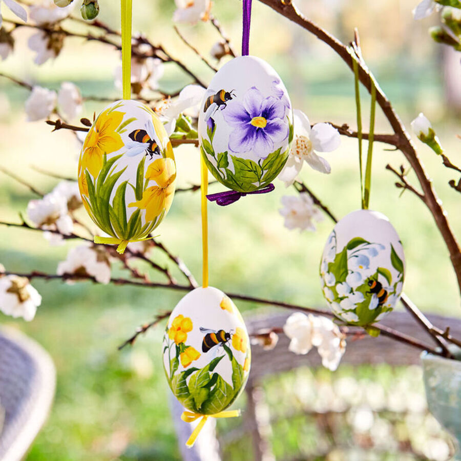 Kunstvoll handbemalte Enteneier mit blühenden Frühlingsmotiven für