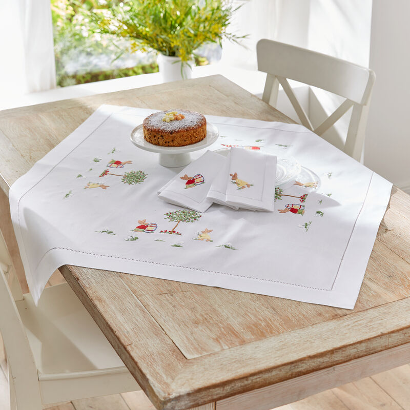 Handbestickte Hohlsaum-Tischdecke mit plastischen Hasenmotiven Bild 2
