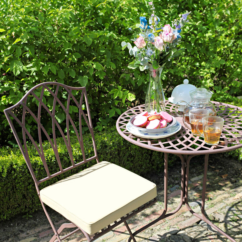 Eisentisch: Romantische Gartenmöbel mit nostalgischem Flair Bild 2