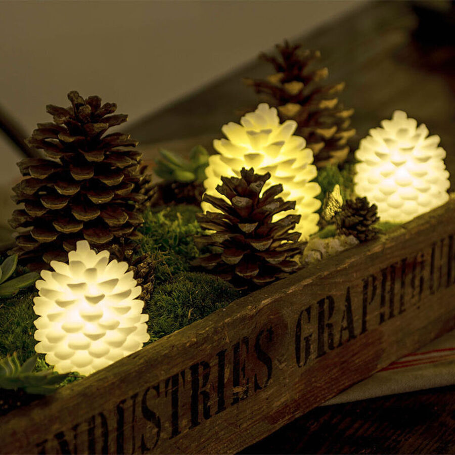 LED-beleuchtete Tannenzapfen aus Echtwachs als originelle Dekoidee