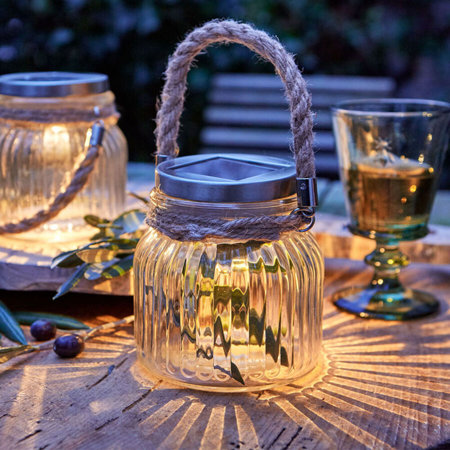 Garten Mit Solar Laternen Abends Stimmungsvoll In Szene Setzen