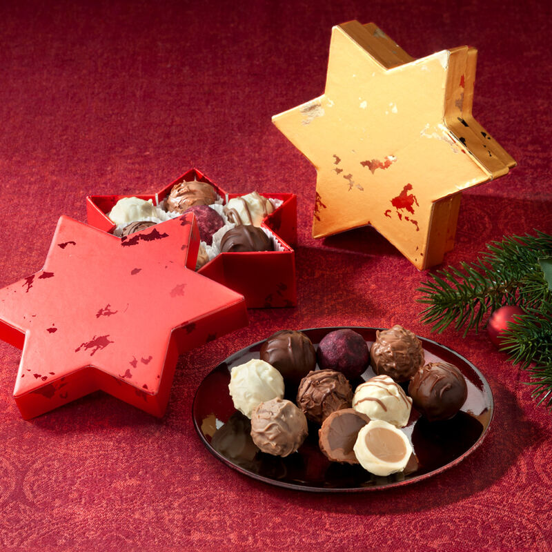 Exquisite handgefertigte Trüffelpralinen in weihnachtlicher Sternschachtel Bild 2