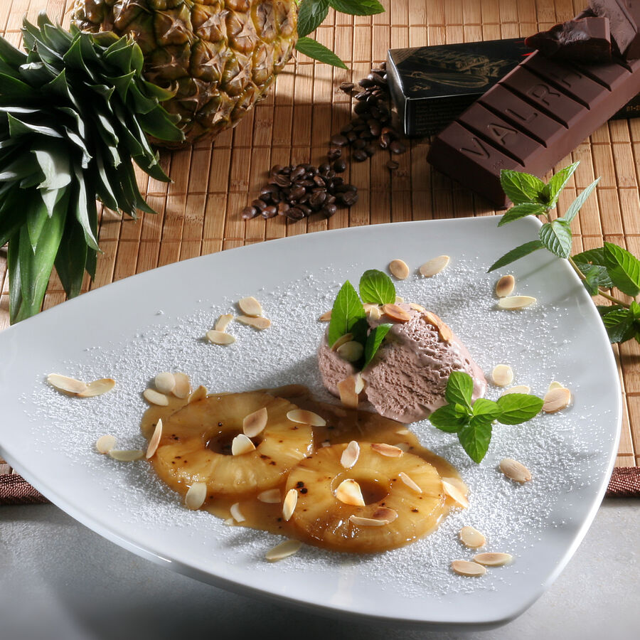 Ananas in Kaffee-Rum-Sauce mit Minz-Schokoladeneis