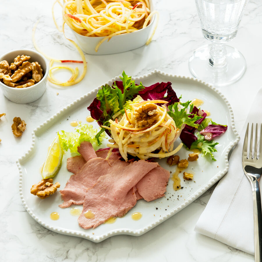 Apfel-Selleriesalat mit pochiertem Kalbfleisch