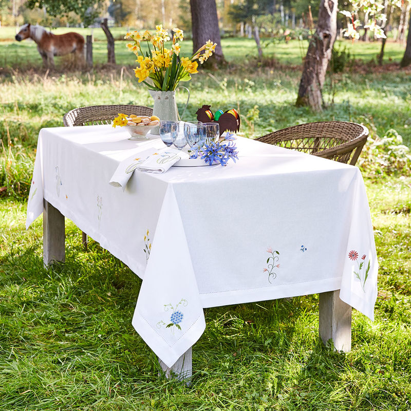 Aufwändig bestickte Blumenwiesen-Tischwäsche bringt Frische und Fröhlichkeit ins Haus