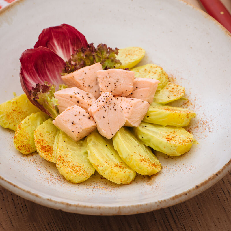 Avocado-Curry-Kartoffelsalat mit pochierten Lachswürfeln
