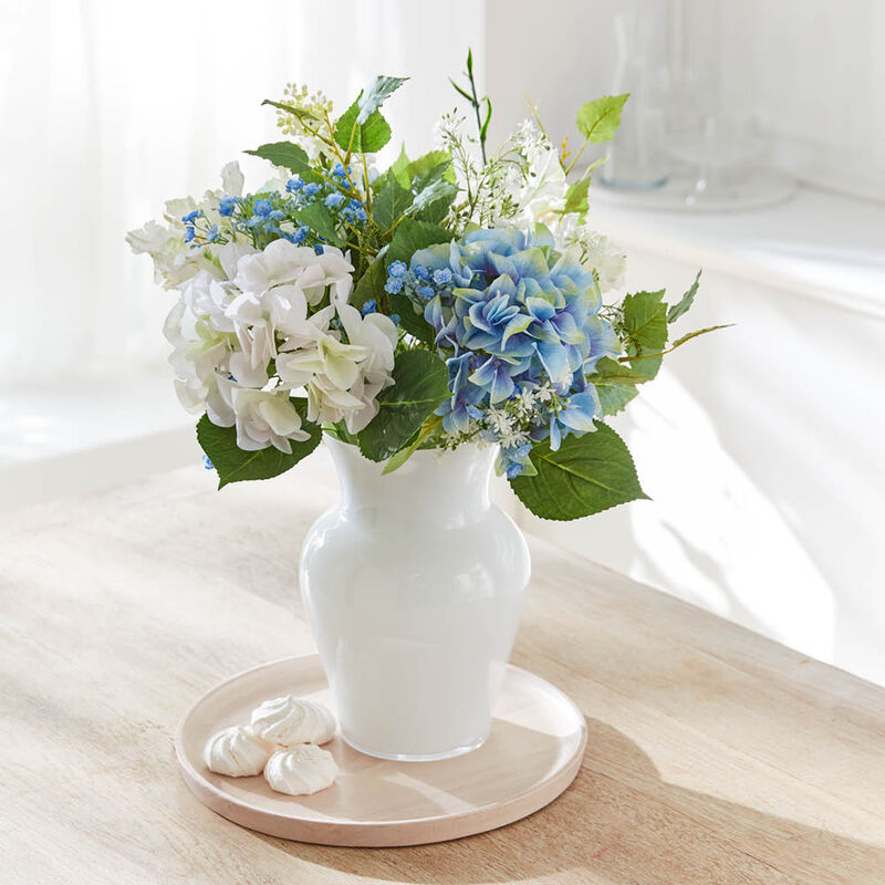 Dauerhaft schöner Hortensienstrauß in Blau, Weiß und Creme, Blumenstrauß