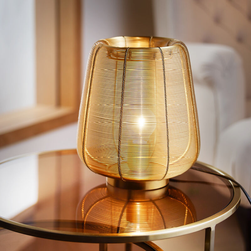 Dekorative Lampe in der Trendfarbe Gold