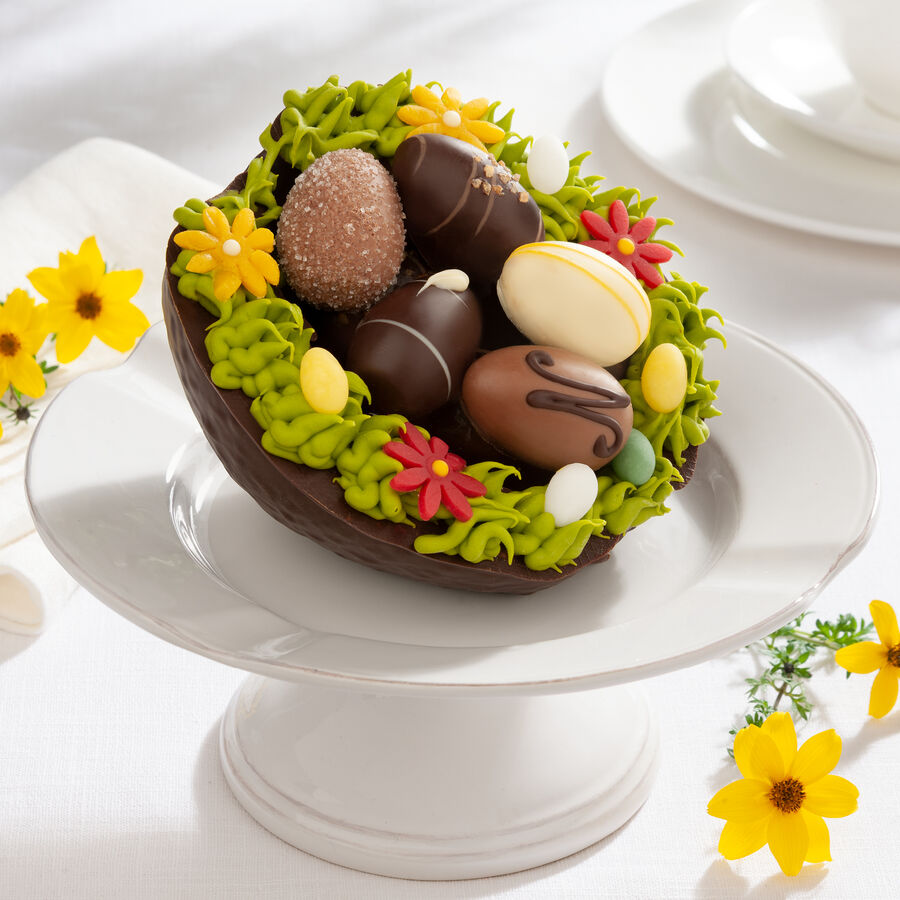 Dekoratives Baumkuchen-Osternest mit feinsten Pralineneiern