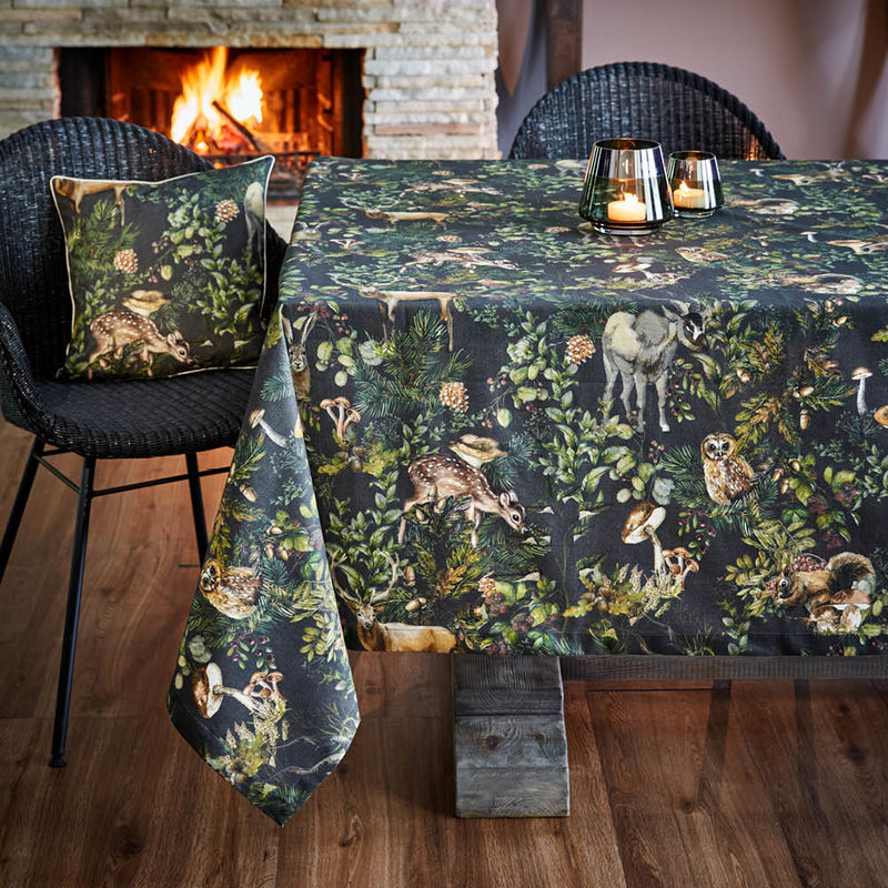 Eindrucksvolle Tischdecke mit faszinierenden Waldtieren