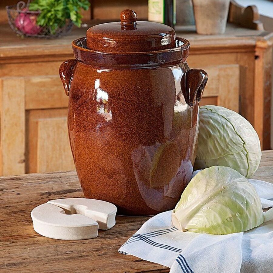 Eine deutsche Delikatesse: Im Steinzeug-Grtopf selbst gemachtes Sauerkraut