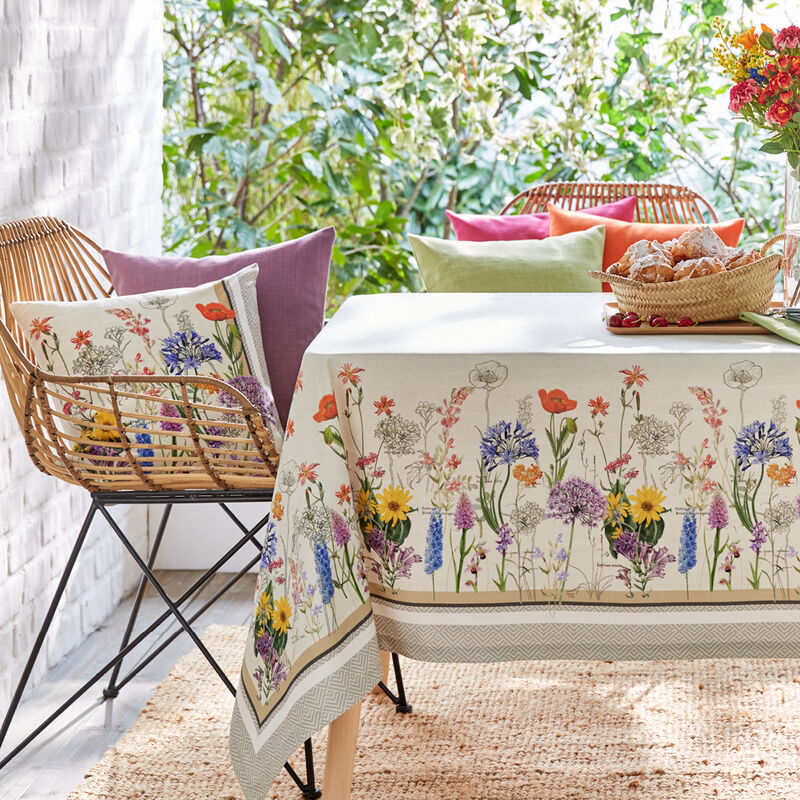 Einladende Tischdecke mit Wildblumen-Bordüre