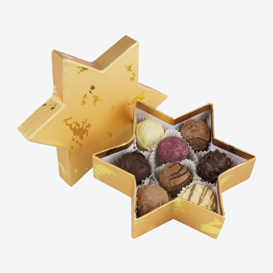 Exquisite handgefertigte Trffelpralinen in weihnachtlicher Sternschachtel