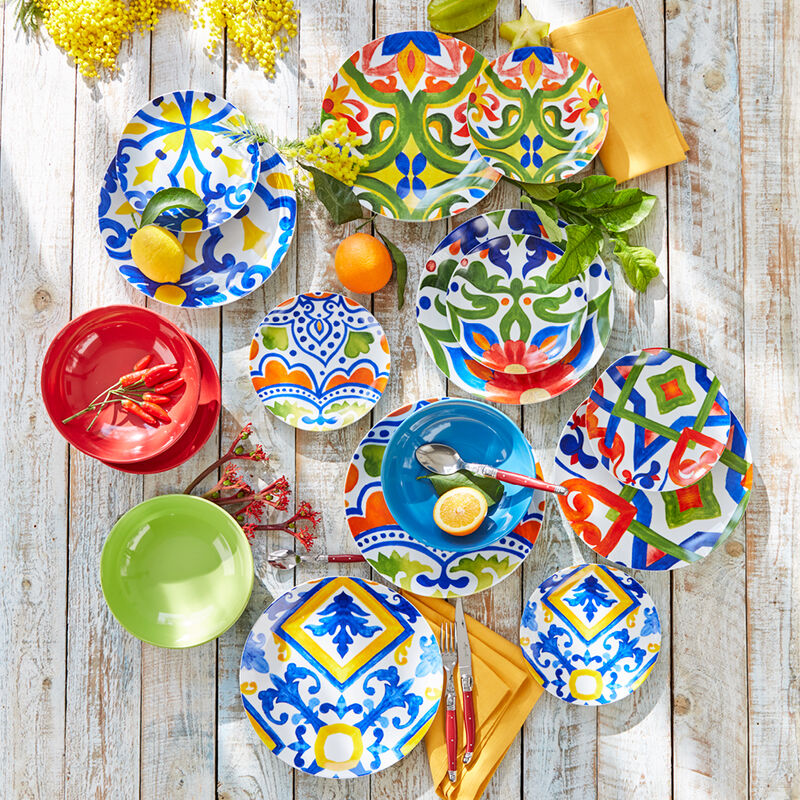 Farbenfrohes Geschirrset mit Azulejo-Mustern