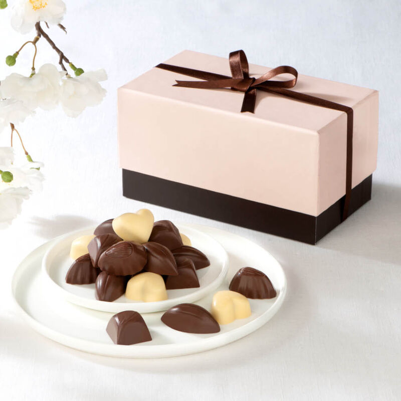 Feine Schokoladen-Pralinenmischung in eleganter Geschenkschachtel, Pralinen rosa Verpackung