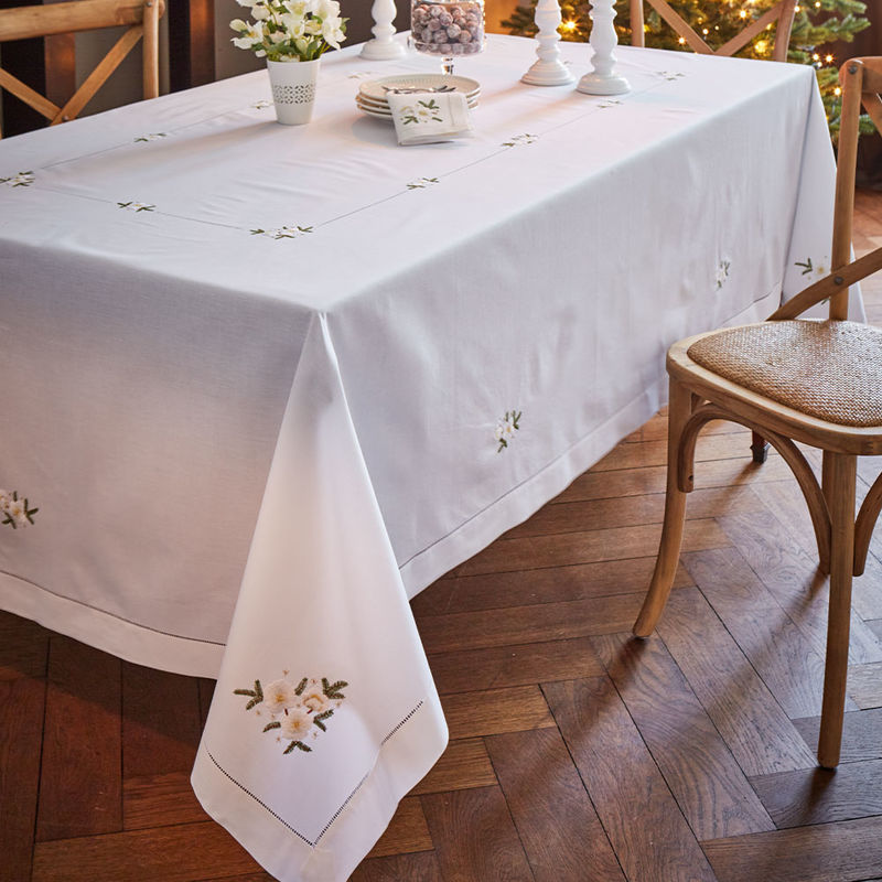 Feine, handbestickte Tischdecken mit Christrosen-Motiv
