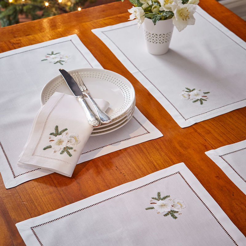 Feine, handbestickte Tischsets mit Christrosen-Motiv