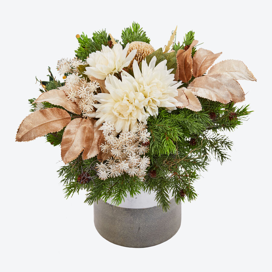 Festliches Blumenarrangement mit goldenen Samtzweigen