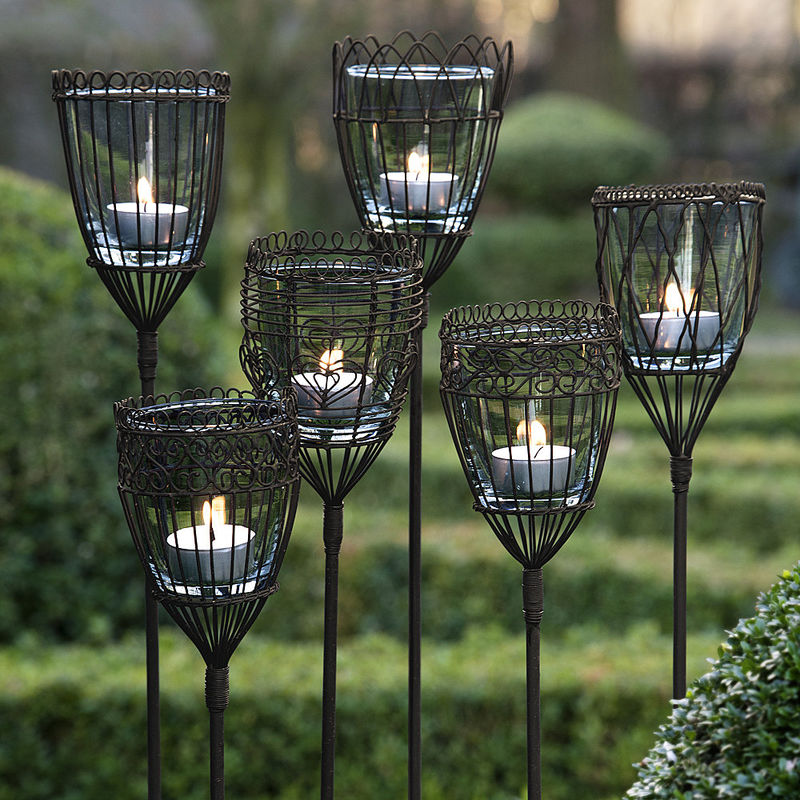 Filigrane Windlichter bringen romantisches Flair in den Garten