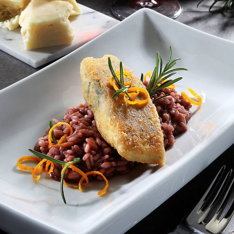 Fischfilet in Rosmarin-Pecorino-Kruste auf Orangen-Rotwein-Risotto