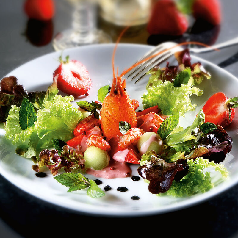 Flusskrebs-Erdbeer-Cocktail auf Salat