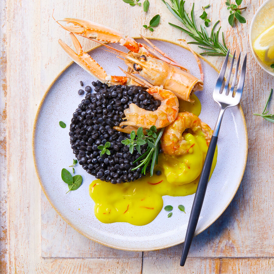 Fregula sarda nero con scampi e salsa allo zafferano