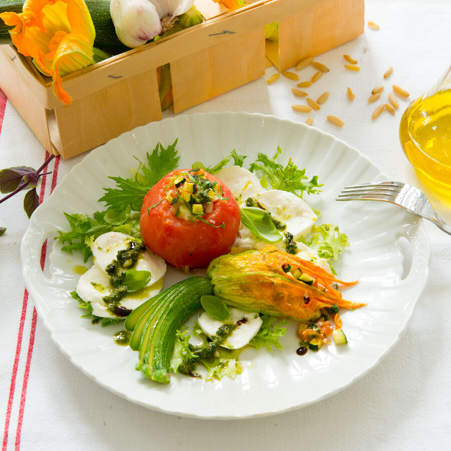 Gefllte Tomaten und Zucchiniblten auf Bffelmozzarella mit Basilikum-Essenz