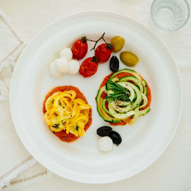 Gelbe und grüne Zucchini-Bavette mit San Marzano-Sauce