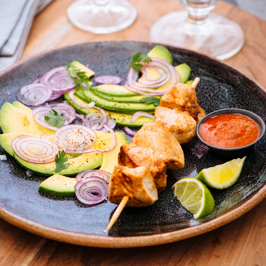 Hhnchen Spiee auf Avocado mit roter Chili Salsa