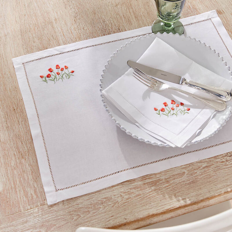Handbestickte Hohlsaum-Tischsets mit feinen Tulpen, Platzsets