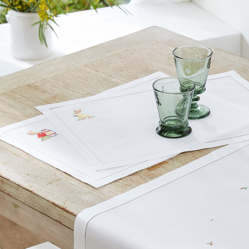 Handbestickte Hohlsaum-Tischsets mit plastischen Hasenmotiven