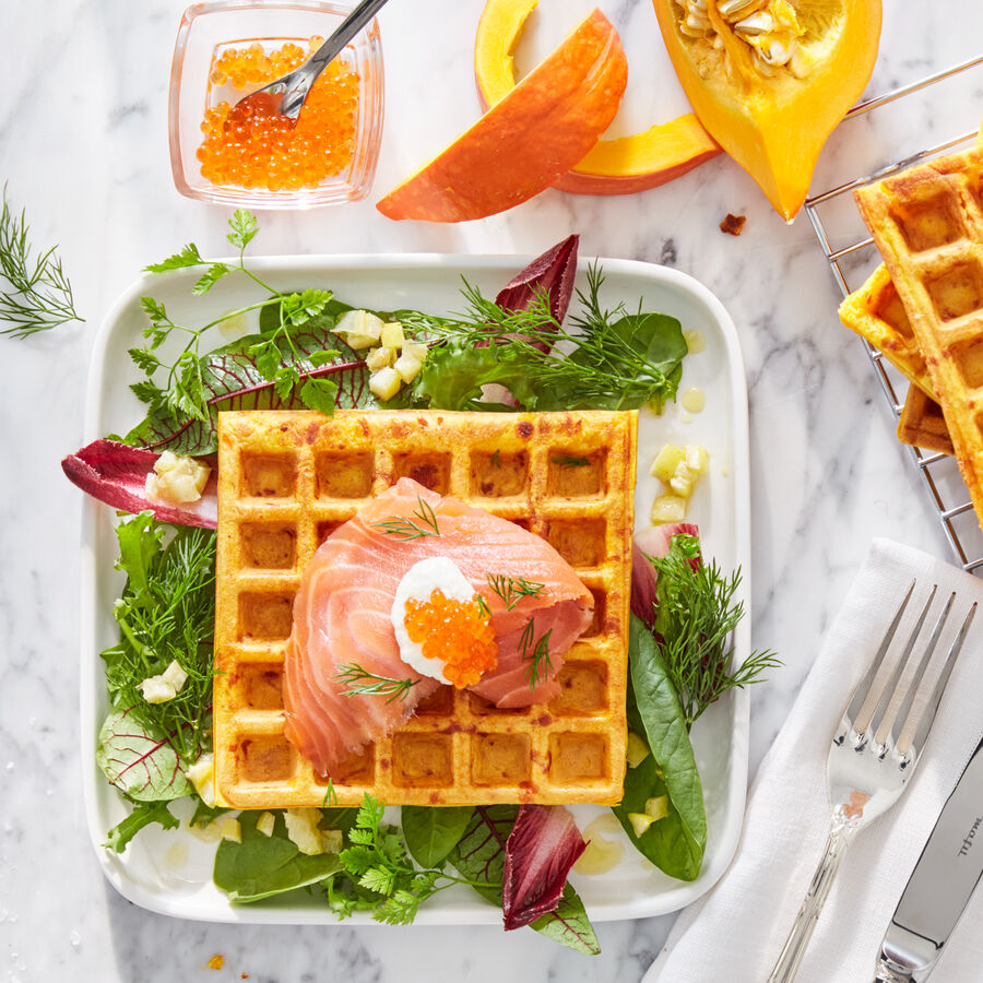 Herzhafte Krbiswaffeln mit Lachs