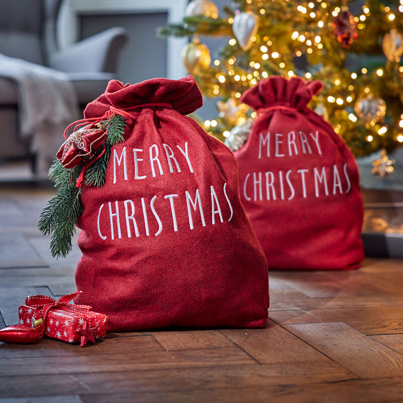 Im Stoffsack große und kleine Weihnachtsgeschenke stilvoll verpacken