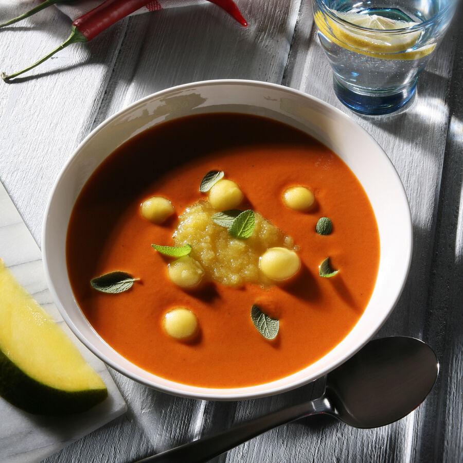 Kaltes Paprika-Mango-Sppchen mit marinierten Jakobsmuscheln