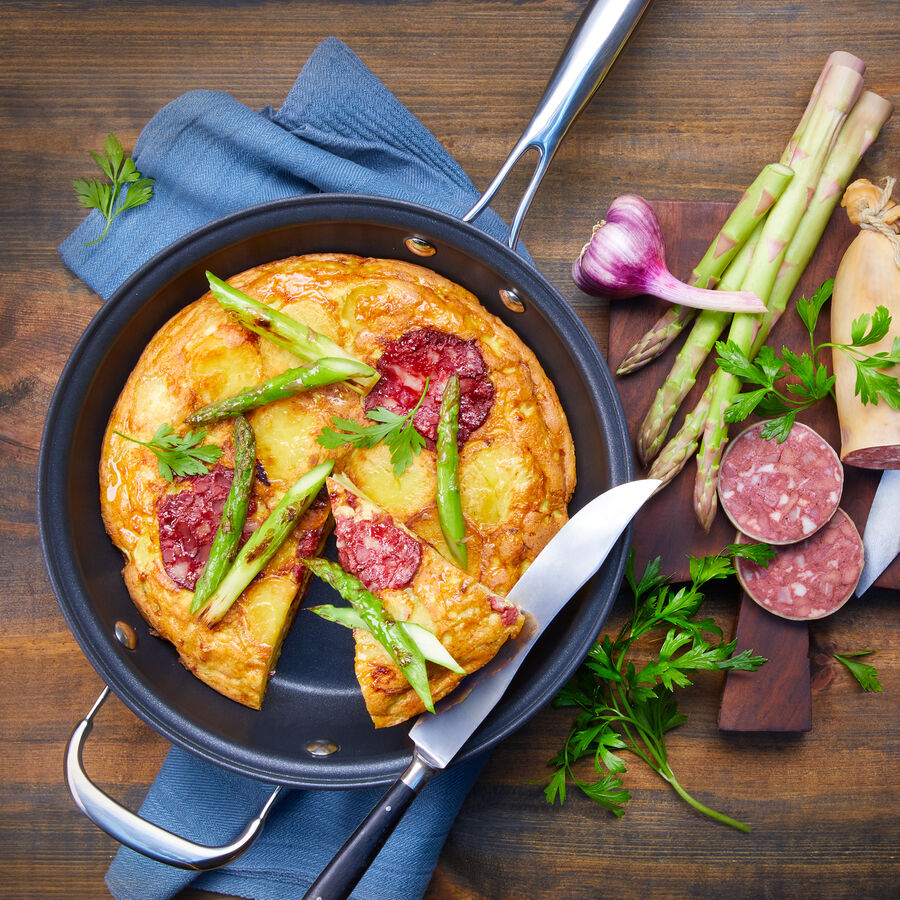 Kartoffel-Tortilla mit Blutwurst und grnem Spargel