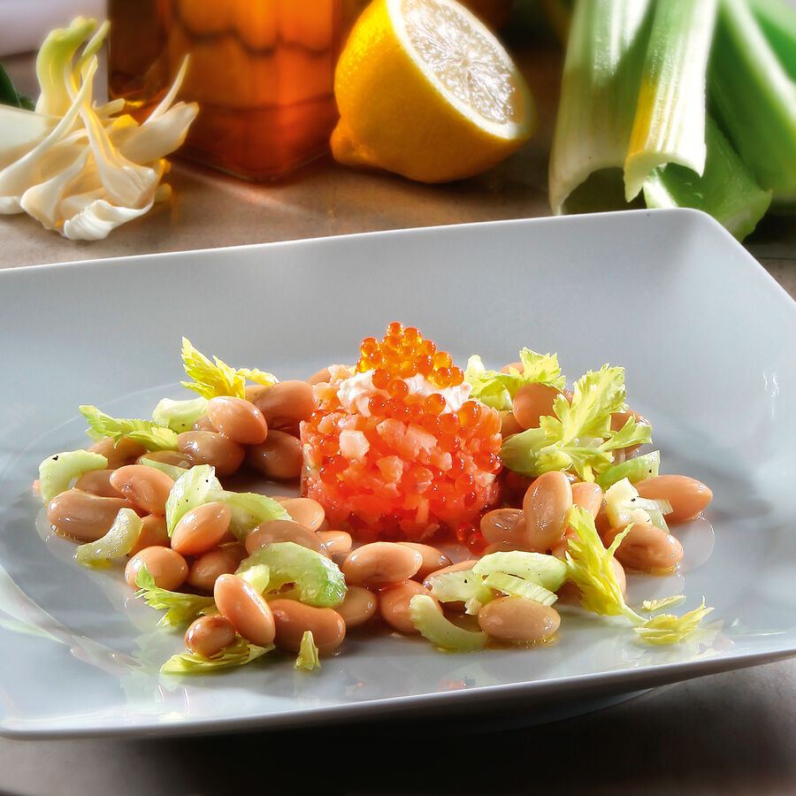 Kaviar-Räucherlachstatar auf Bohnen-Bleichsellerie-Salat Rezept | Hagen ...