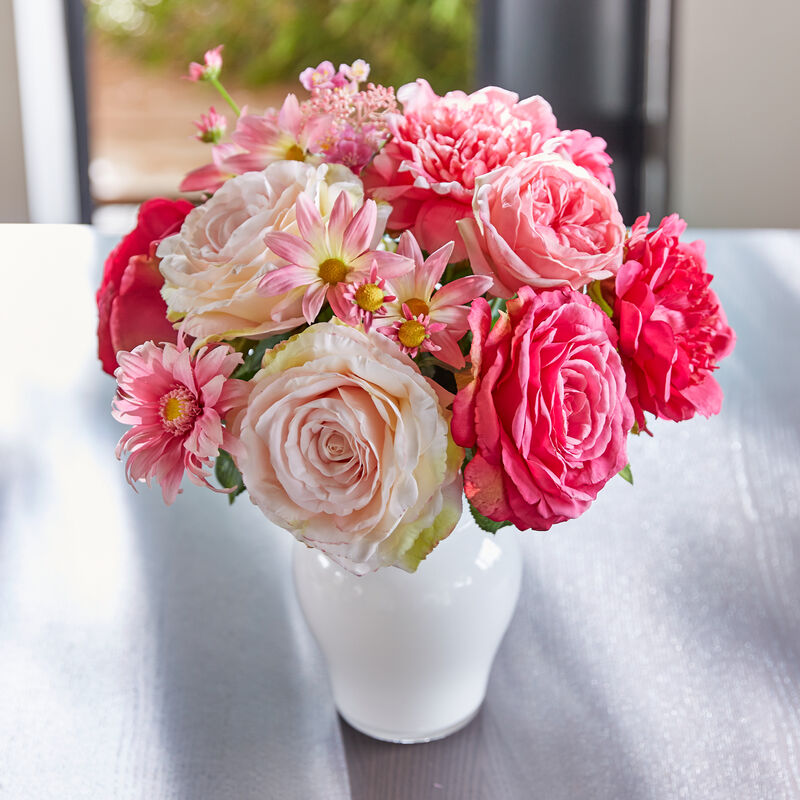 Kompakt gebundener Blumenstrau in pink