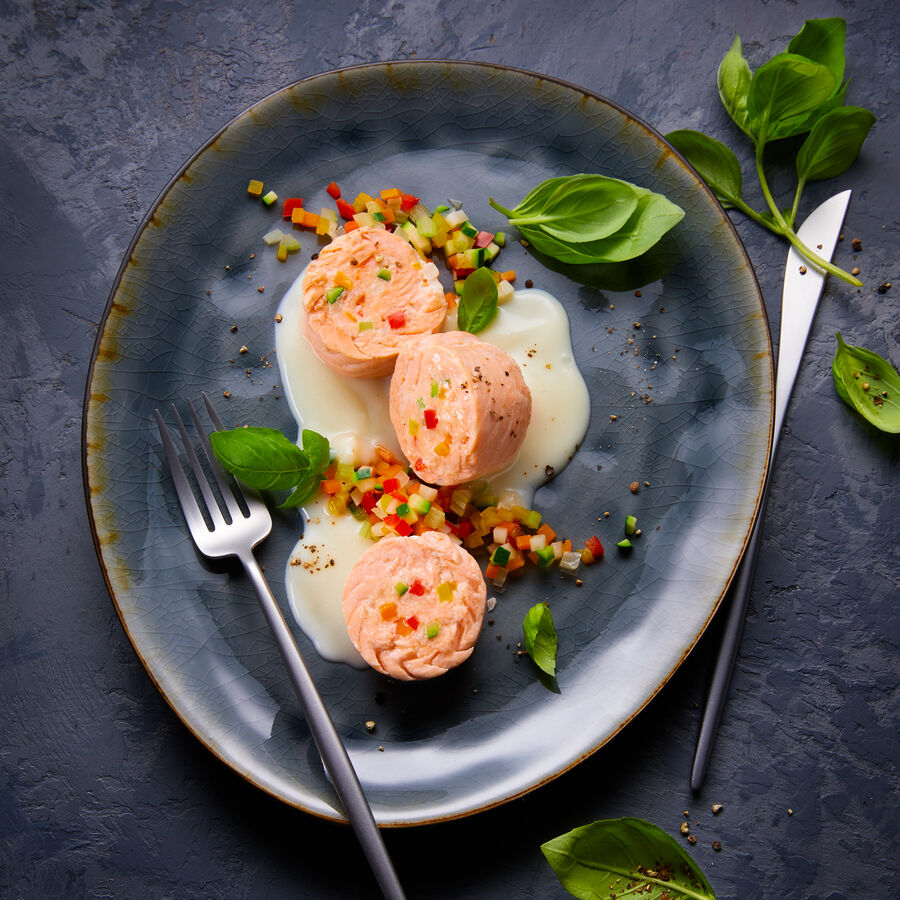 Knigskrabben-Lachs-Roulade auf Lauchsauce