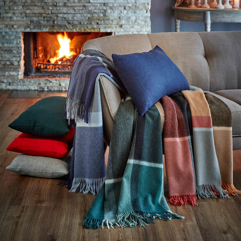 Kostbare Alpaka-Decken: Modernes Dessin in frischen Farben