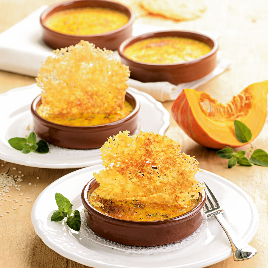 Krbis-Crme-brule mit Parmesan-Crackern