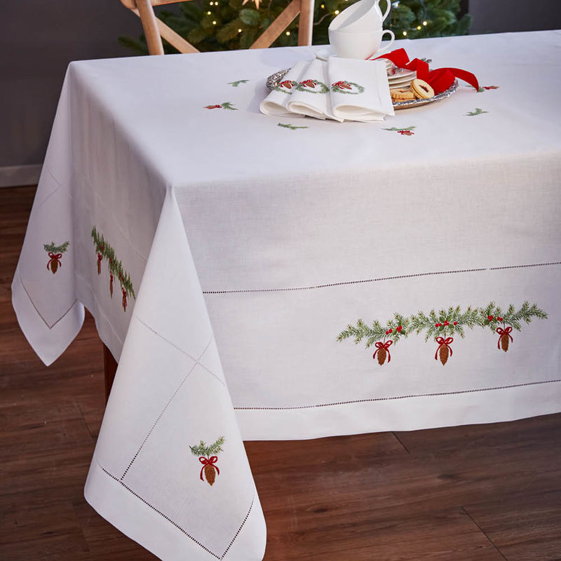 Kunstvoll bestickte Weihnachts-Tischdecke mit Tannenschmuck