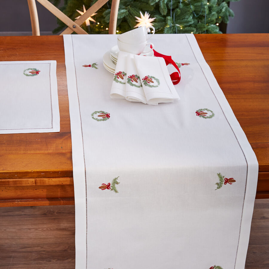 Kunstvoll bestickte Weihnachts-Tischsets mit Tannenschmuck