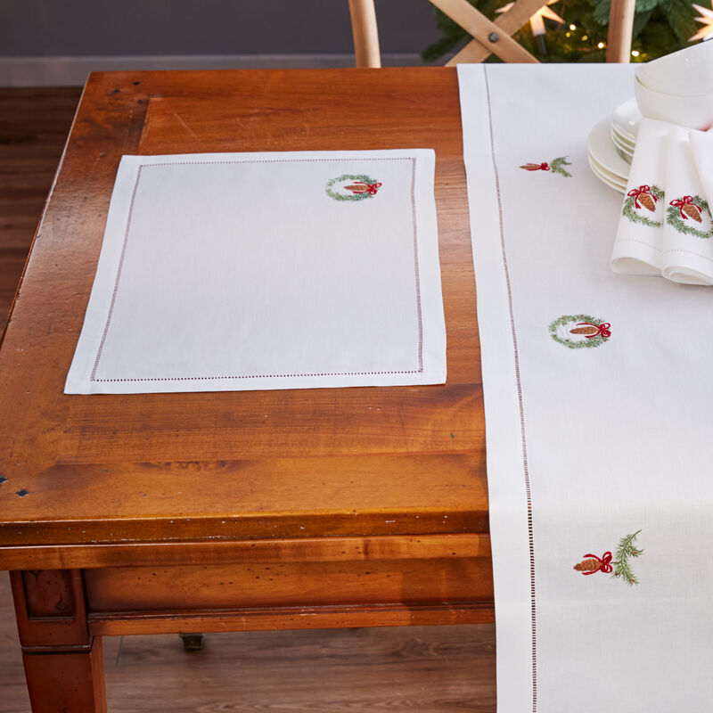 Kunstvoll bestickte Weihnachts-Tischsets mit Tannenschmuck