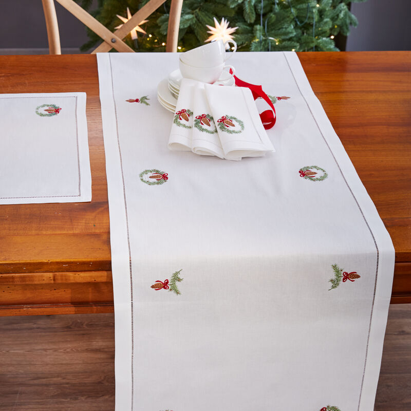 Kunstvoll bestickter Weihnachts-Tischläufer mit Tannenschmuck