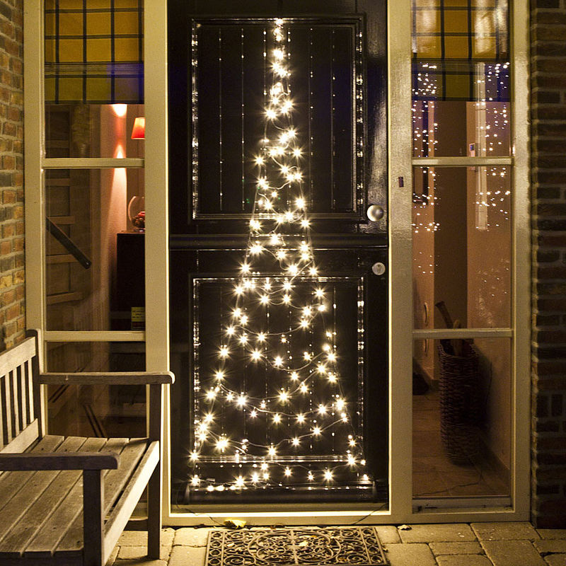 LED-Lichterbaum als weihnachtlicher Türanhänger im Innen- wie Außenbereich