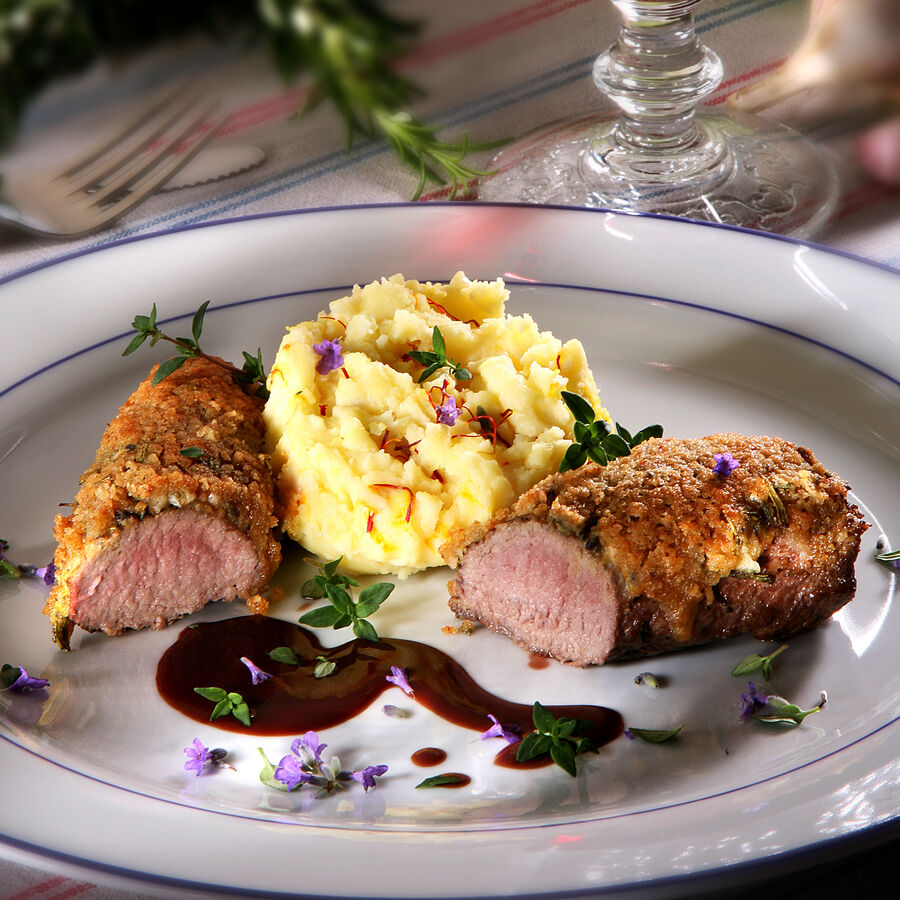 Lammrücken in Lavendel-Kräuter-Kruste, Safran-Kartoffelpüree und Lammjus